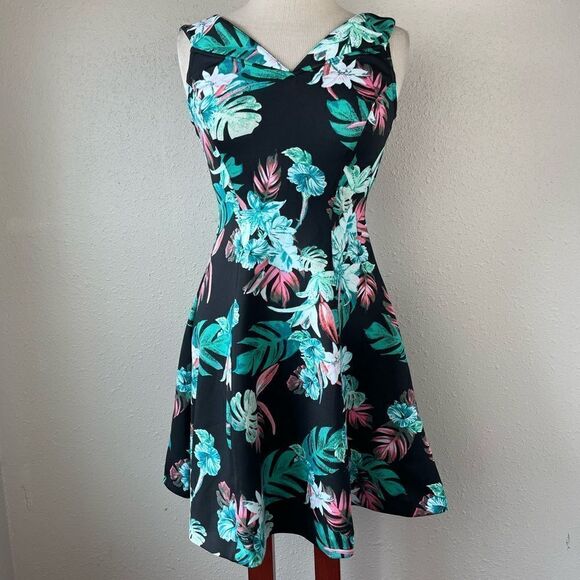NWOT Guess Dress Size M - Picture 1 of 8